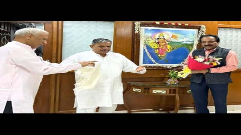 इसरो प्रमुख एस सोमनाथ आरएसएस के सरकार्यवाह दत्तात्रेय होस्बले के साथ संघ कार्यालय में...!  जानिए कौन हैं होस्बले, कौन हैं एस सोमनाथ और क्या रिश्ता है दोनों का..?