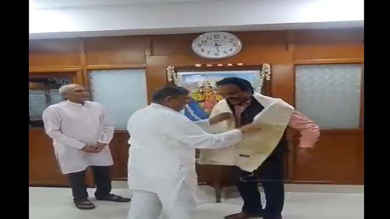 हां, चंद्रयान- 3 के प्रक्षेपण के बाद बेंगलुरु स्थित आरएसएस कार्यालय में इसरो प्रमुख एस सोमनाथ को सम्मानित किया गया था..देखें वीडियो