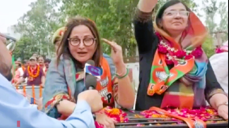 कार्यकर्ताओं में जोश भरने रामपुर पहुंची जयाप्रदा , कहा आज़म खान बौखलाए हुए हैं 