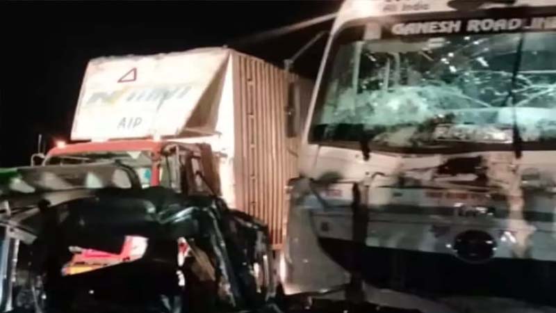 झालावाड़ः मध्य प्रदेश से बारातियों को ला रही वैन और ट्रक की टक्कर में 9 लोगों की मौत..!