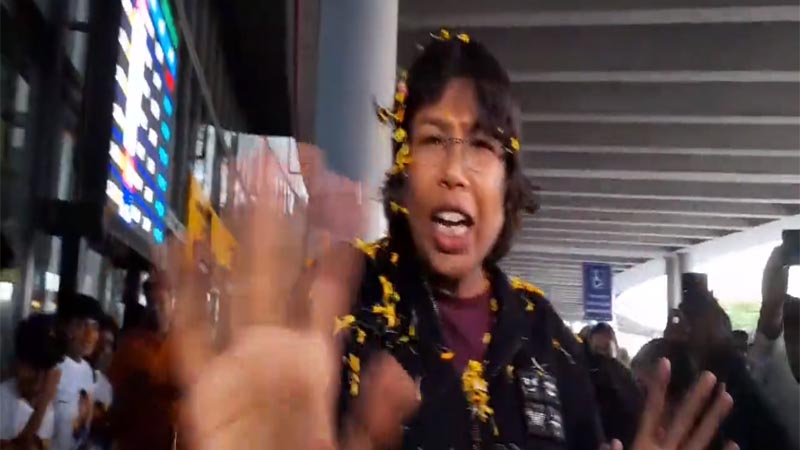 रिटायरमेंट की घोषणा के बाद कोलकाता एयरपोर्ट पर झूलन का फूलों से हुआ जोरदार स्वागत