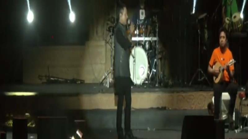 ऐसे कैसे फैंस ..? मनपसंद गाना नहीं गया तो करने लगे गुंडागर्दी और कैलाश खेर के लाइव कंसर्ट में किया हमला..!