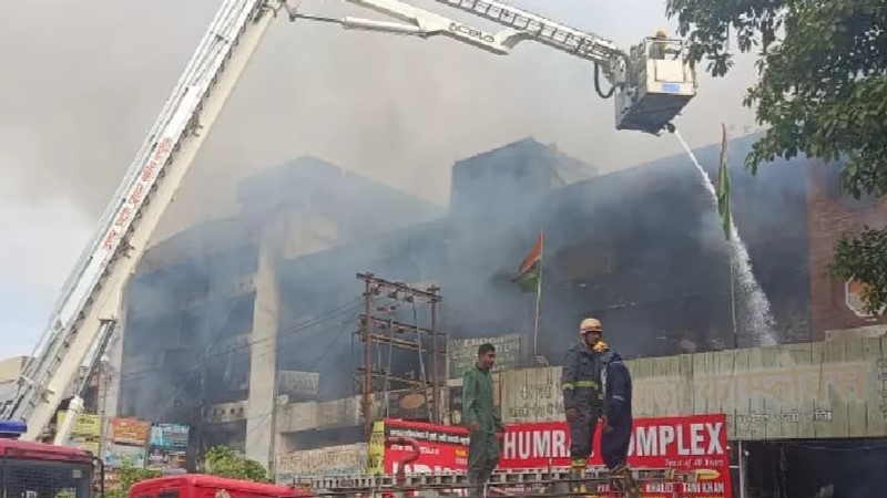 Kanpur Fire : कानपुर के सबसे बड़े कपडा बाजार हमराज कॉम्पलेक्स में भीषण आग, 700 से अधिक दुकानें जलकर राख