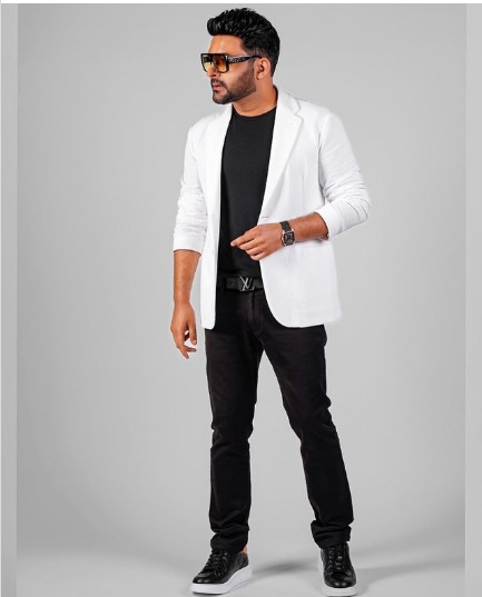 अरे दीवानों..! इसे पहचानो, कपिल शर्मा का लुक उड़ा देगा नींद