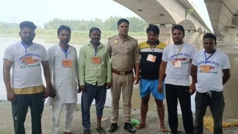 कहीं कांवड़ियों पर फूल बरसाए तो कहीं उनकी रक्षा को तैनात होकर मुस्लिम भाई कर रहे हैं सौहार्द्र पेश..!