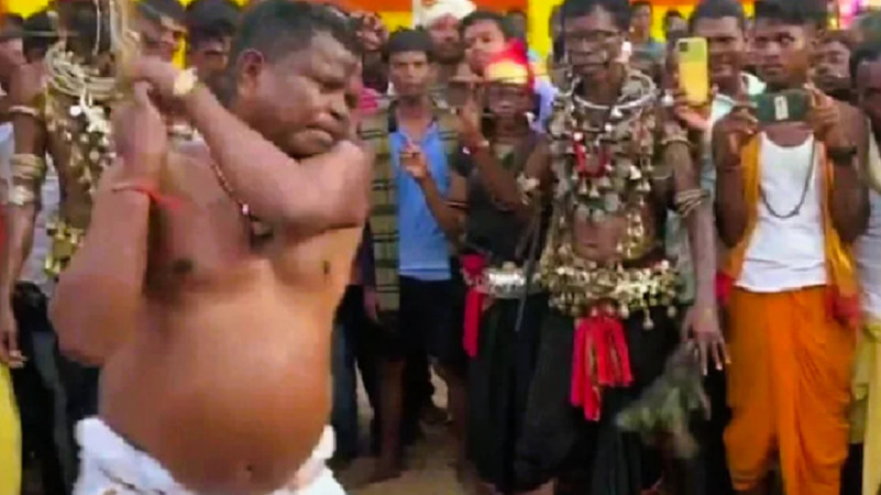 कुर्ता उतार खुद पर कोड़े बरसाकर छग के आबकारी मंत्री ने निभाई प्रसिद्ध राज मंडई  मेले में पूजन की परंपरा, वीडियो देखें ..!