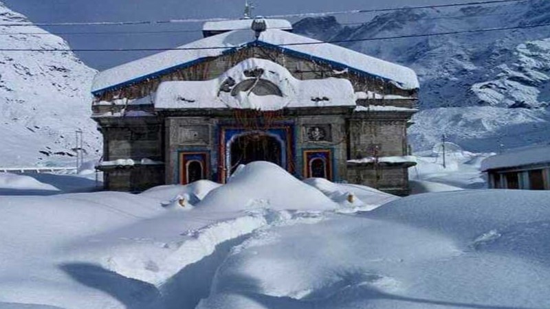 'आपातकालीन  मदद  के लिए 112 डायल करें', बर्फ़बारी के बीच उत्तराखंड पुलिस ने दी चेतावनी