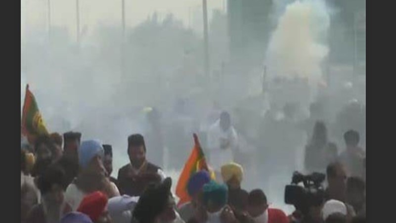 MSP पर कानून की मांग कर रहे किसानों की दिल्ली जाने की  ज़िद पर पुलिस ने छोड़ी आंसू गैस