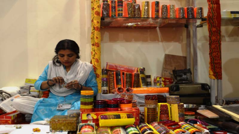 41वां भारतीय अंतर्राष्ट्रीय व्यापार मेला, 2022: लाखों लोगों को लुभा रही हैं राजस्थान की लाख की बनी चूड़ियां और सामान