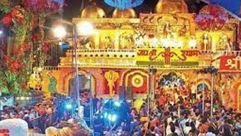 रंग बिरंगे फूलों से श्रृंगाररत बाबा श्याम ने नीले घोड़े पर सवार हो किया खाटू भ्रमण ,सात लाख श्रद्धालुओं का जमावड़ा 