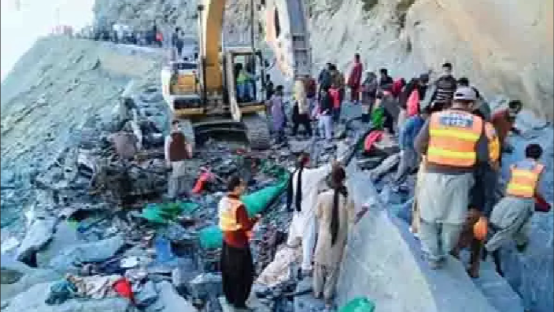 पाकिस्तान में बड़े पैमाने पर भूस्खलन.. फिर लगी वाहनों में आग; 8 घायल और कई अन्य लापता..!