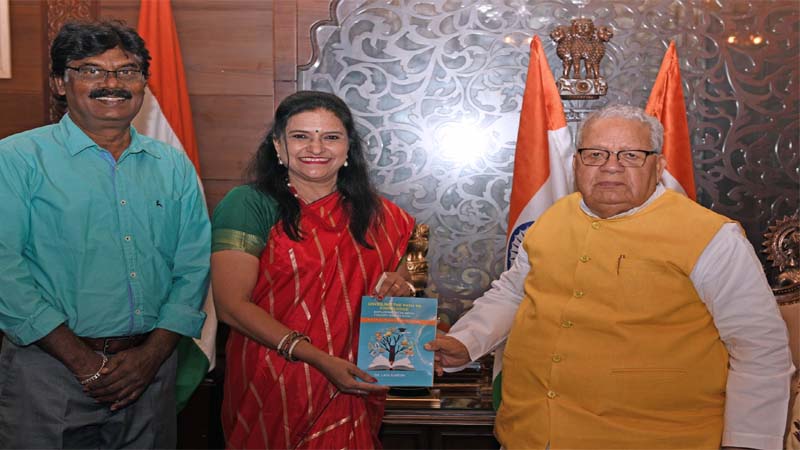 राजस्थान के राज्यपाल कलराज मिश्र ने लता सुरेश की रिसर्च मेथडोलॉजी पर पुस्तक  “अनवीलिंग द पाथ टू नाॅलेज एक्सप्लोरिंग रिसर्च थ्योरी एंड डिजाइन " का विमोचन किया