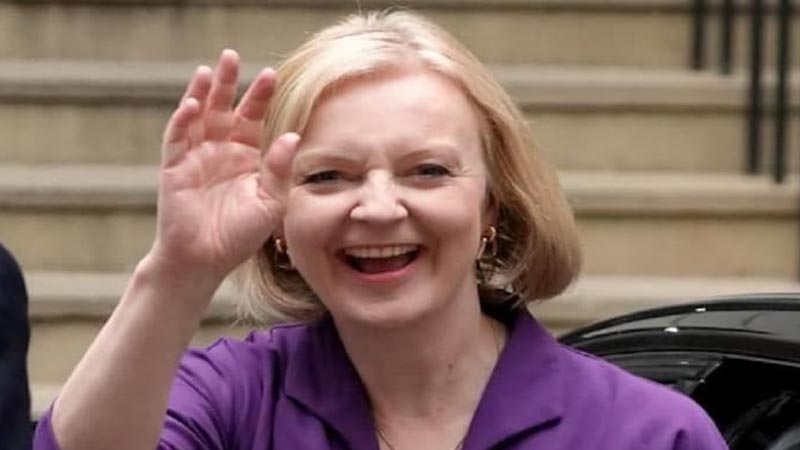 लिज ट्रस ने डेढ़ महीने में ही ब्रिटेन के प्रधानमंत्री पद से दिया त्यागपत्र