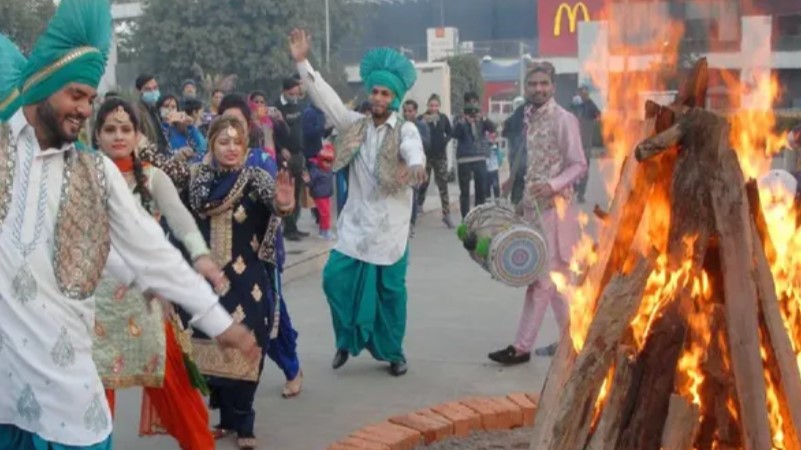 Lohri 2024  : आज है  एकता, भाईचारे व सौहार्द का त्यौहार लोहड़ी, जानिए मनाने का तरीका और मान्‍यताएं
