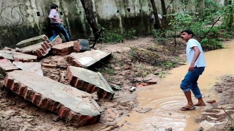तीव्र बरसात से लखनऊ के कैंट इलाके में दीवार ढही, नौ की मौत
