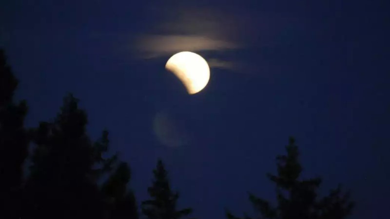 25 मार्च को होगा चंद्र ग्रहण , जानें इस दौरान गर्भवती महिलाएं क्या करें और क्या नहीं 