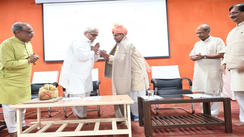 पाथेयकण की निस्वार्थ सेवा के लिए अलंकृत हुए आरएसएस के वरिष्ठ प्रचारक 'माणक चंद '