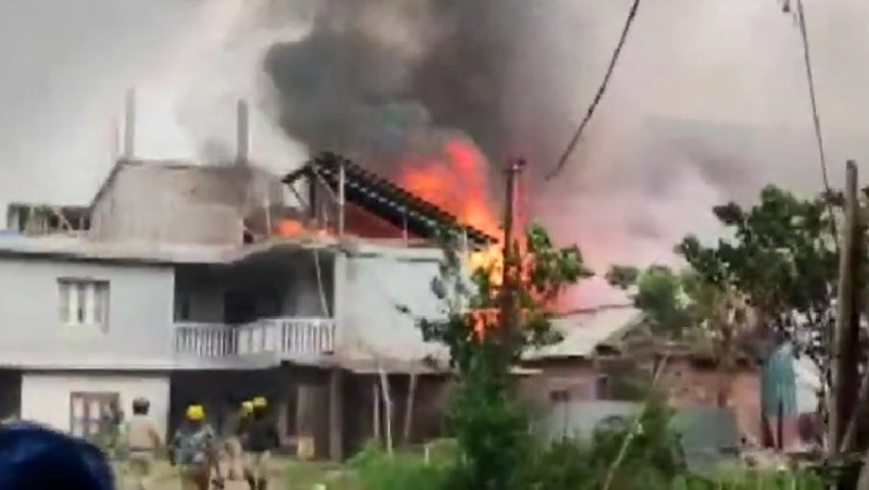 मणिपुर में हिंसा ने दोबारा लिया उग्र रूप , लगा कर्फ्यू ,सेना भी फिर से हुई तैनात