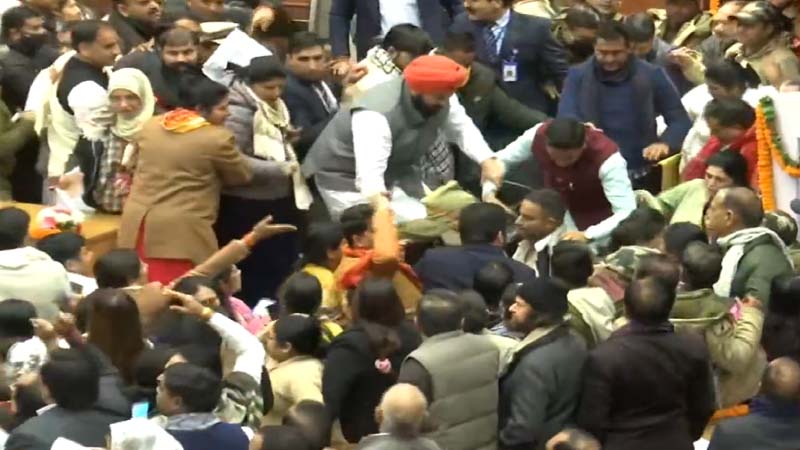 MCD Election: एमसीडी में मेयर, डिप्टी मेयर, स्टैंडिंग कमेटी के सदस्यों के चुनाव से पूर्व पार्षदों ने किया जमकर हंगामा, धक्का-मुक्की और मारपीट..!