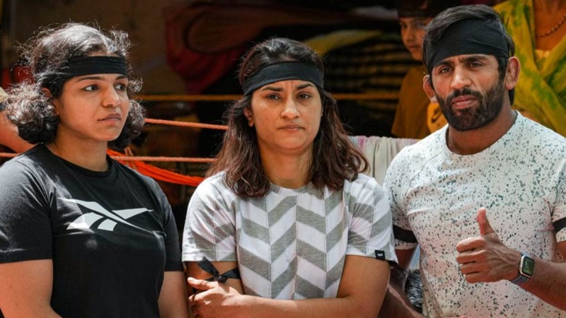 हम अपना पवित्र पदक आज शाम 6 बजे पवित्र गंगा नदी में बहा देंगे ' बजरंग,साक्षी और विनेश ने की घोषणा