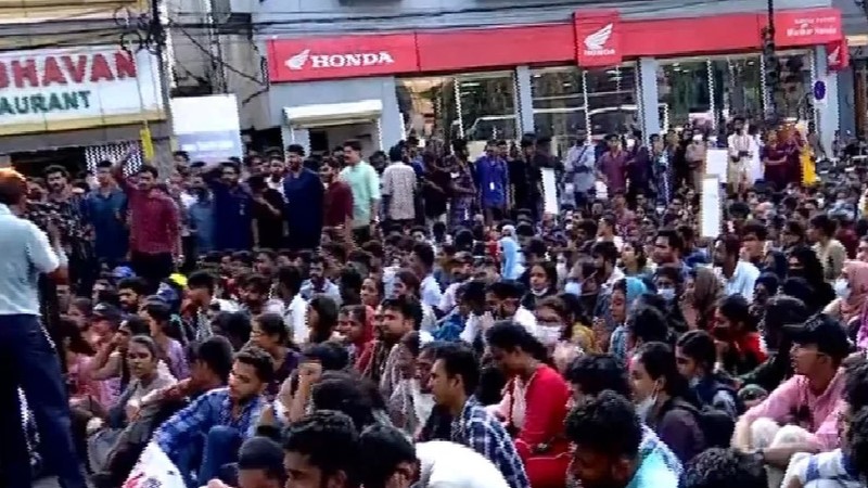 केरलः कोल्लम जिले में मरीज ने की डॉक्टर की हत्या, स्वास्थ्य मंत्री की दुर्भाग्यपूर्ण टिप्पणी 'अनुभवहीन थी डॉक्टर..'  के बाद ज़बरदस्त विरोध प्रदर्शन