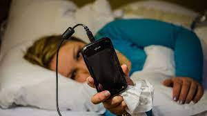 मोबाइल फोन चार्ज पर लगाकर सोई, नींद में ही लगा करंट, हुई मौत