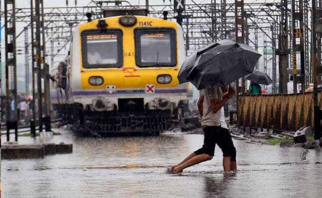 Mausam Update : मुंबई में बारिश से हाहाकार..ट्रैफिक, ट्रेन, मेट्रो पर ब्रेक