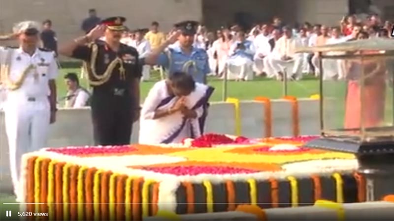 कृतज्ञ राष्ट्र ने अपने प्रिय नेताओं महात्मा गांधी और लाल बहादुर शास्त्री को उनकी जयंती पर अर्पित की श्रद्धांजलि