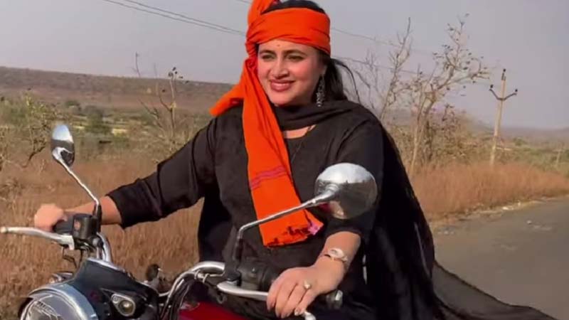 नवनीत राणा का बुलेट चलाते हुए वीडियो वायरल ;हनुमान चालीसा पढ़ने पर जेल भेजनेवाले उद्धव ठाकरे को दिया जवाब 