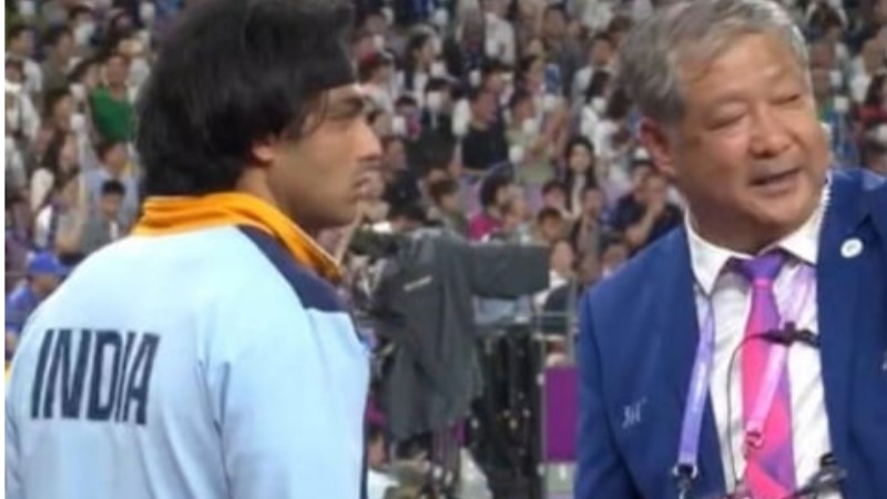 हमारे गोल्डन बॉय से पंगा...? नीरज चोपड़ा ने अपने टैलेंट का दम दिखा कर सिखाया चीनी अंपायरों को सबक