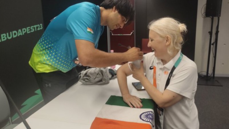 भारत के झंडे पर हस्ताक्षर नहीं कर सकते..! ' नीरज चोपड़ा के ऐसे अंदाज़ बार बार जीत लेते हैं दिल, वायरल हुई फोटो 