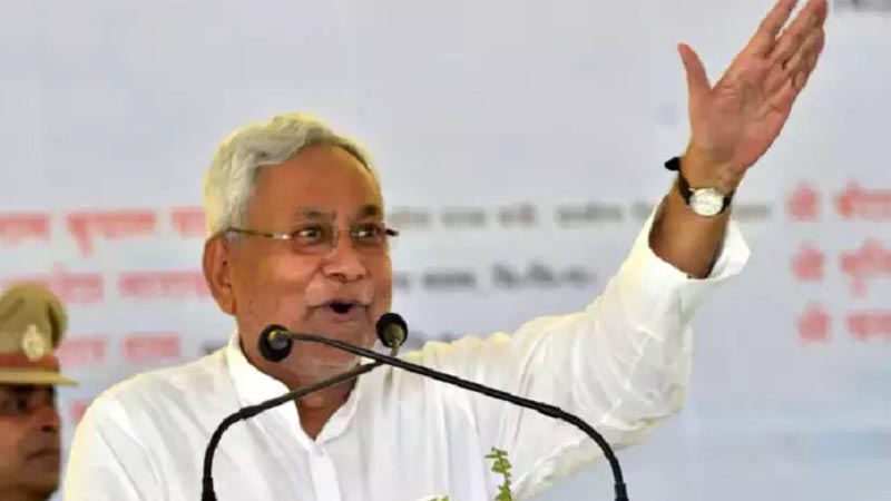 हम्म.. तो नीतीश बाबू कॉलेज में इनको उचक-उचक कर देखते थे..!