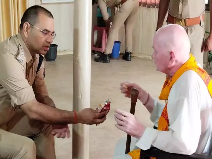 तीन बेटों के पास जगह नहीं मिली तो 83 साल के बुजुर्ग ने लगाई सरयू में छलांग