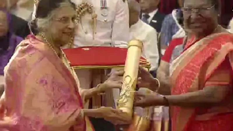 106 हस्तियों को पद्म पुरस्कारः हिराबाई ने राष्ट्रपति के कंधे दबाकर दिया आशीर्वाद, पंडवानी गायिका उषा के आगे झुके पीएम-स्पीकर..!