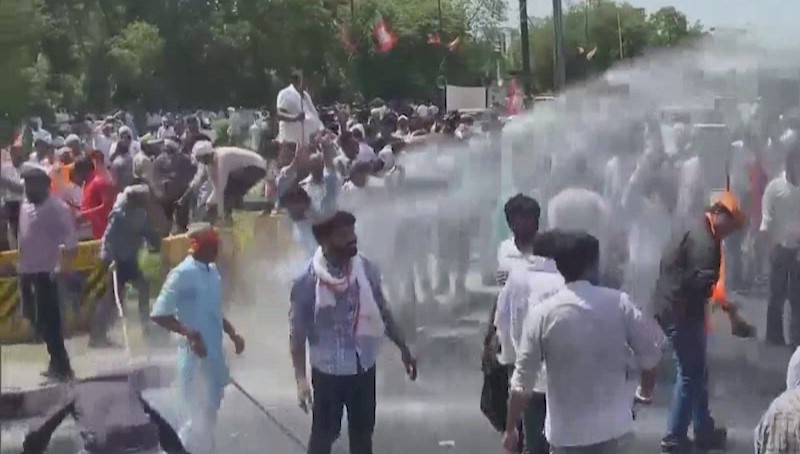 पेपर लीक मामले में गहलोत सरकार के खिलाफ बीजेपी का विरोध प्रदर्शन, पुलिस ने किया वाटर कैनन का प्रयोग