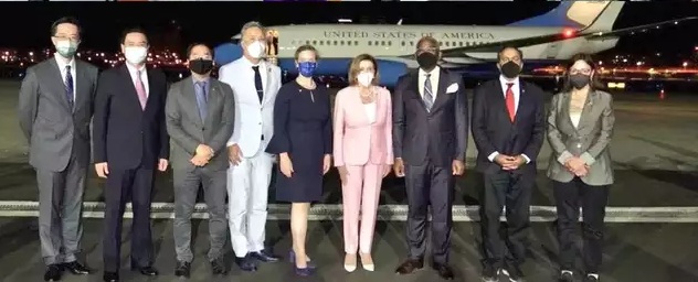 पेलोसी की ताइवान में लैंडिंग, देखता रह गया चीन