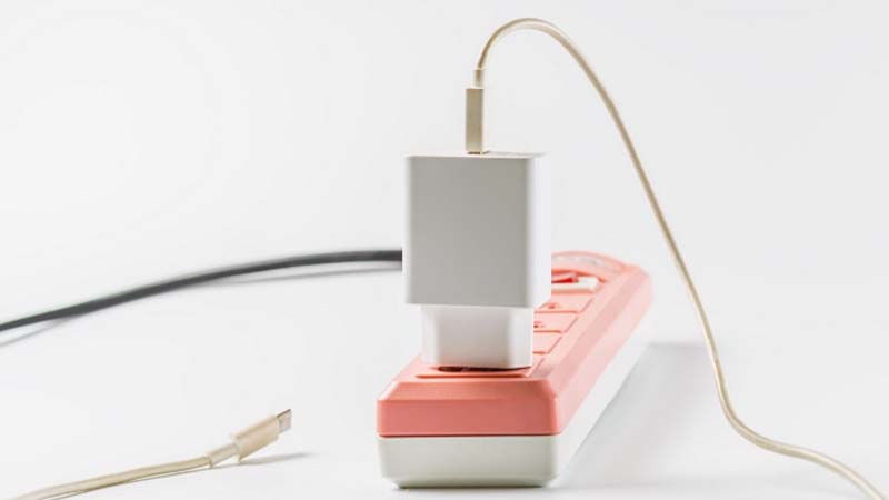 क्या फोन चार्जर को सॉकेट में लगाकर छोड़ देने से भी आएगा बिल? 100 में से 100 लोग नहीं जानते होंगे इसका जवाब