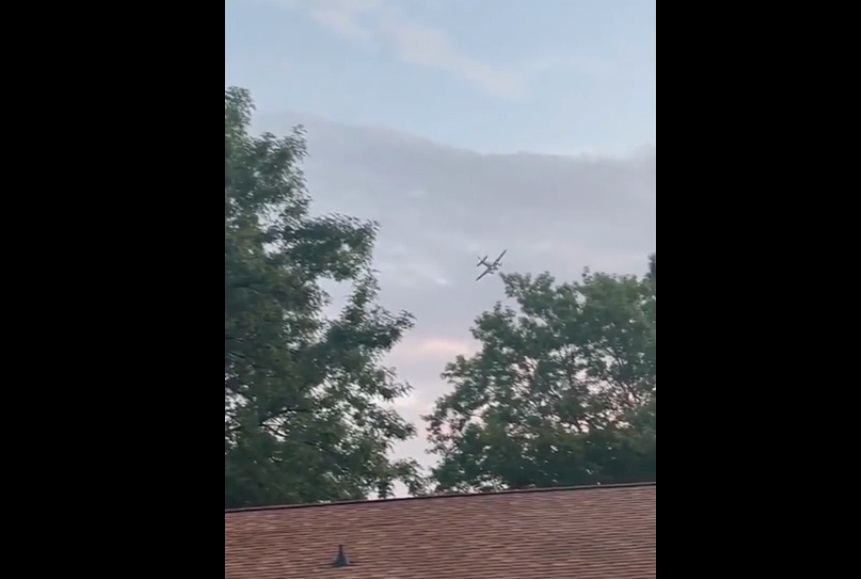 हवाई जहाज ही चुरा ले गया, और फिर वॉलमार्ट सुपरमार्केट से भिड़ाने की धमकी..!