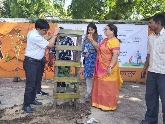 प्लास्टिक वेस्ट से बनाते हैं ट्री गार्ड..! कचरा साफ और पेड़ भी सेफ