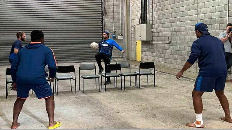 बारिश की वजह से T-20 सीरीज का पहला मैच किया गया रद्द, दोनो टीमों के खिलाड़ियों ने फुटबॉल खेलकर की मस्ती