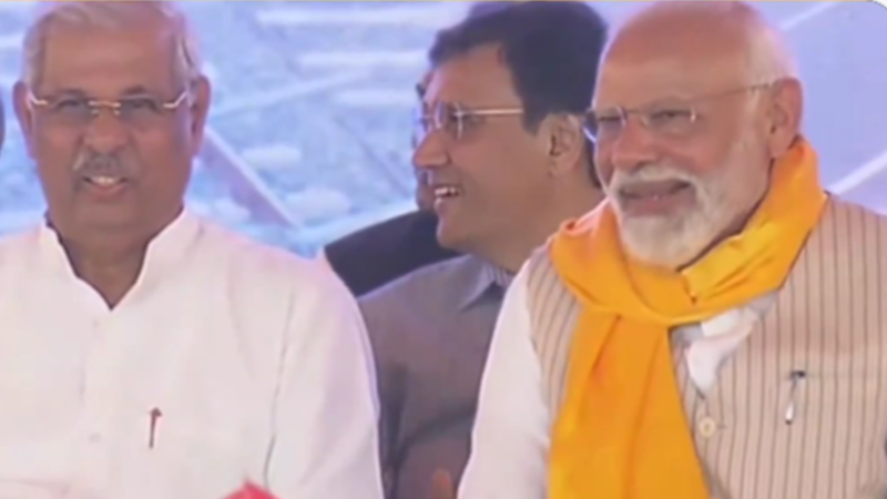 नीतीश कहते रहे, पीएम मोदी हँसते रहे..  देखें  video