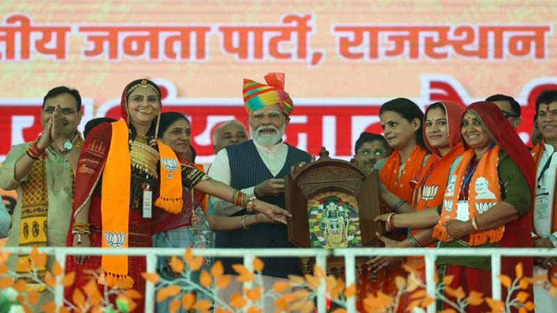 पीएम मोदी ने बाड़मेर रैली से दिया विपक्ष के आरोपों का जवाब..कहा कि संविधान ही हमारे लिए गीता, रामायण, बाइबिल और कुरानःपीएम मोदी