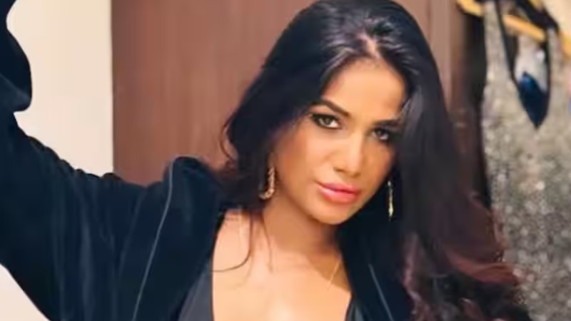 इंटरनेट सेंसेशन,मॉडल-अभिनेत्री पूनम पांडेय की कैंसर से हुई हुई मृत्यु , मात्र 32 साल थी उम्र 