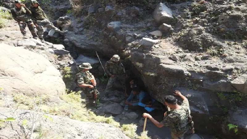 अंडमान निकोबार द्वीप में घुसे विदेशी शिकारी, सेना ने चट्टानों में से एक-एक को खोज निकाला 