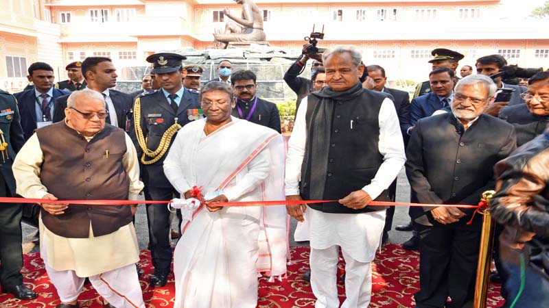 राष्ट्रपति द्रौपदी मुर्मु ने राजभवन में संविधान उद्यान का लोकार्पण किया