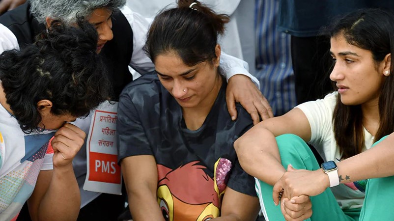 प्रधानमंत्री जी,हमारे भी मन की बात सुनो, देश के लिए पदक पर आप सम्मान करते हो,आज दुर्दशा पर आँखें क्यों मूँद लीं? 'पहलवान हुए भावुक, मोदी से माँगा समय 