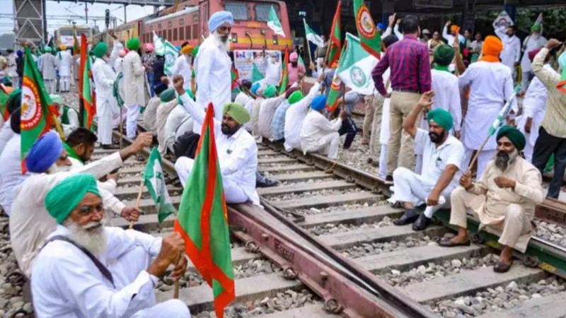 अब पंजाब में रेल रोको आंदोलन शुरू , रेलवे ट्रैकों पर बैठे प्रदर्शनकारी