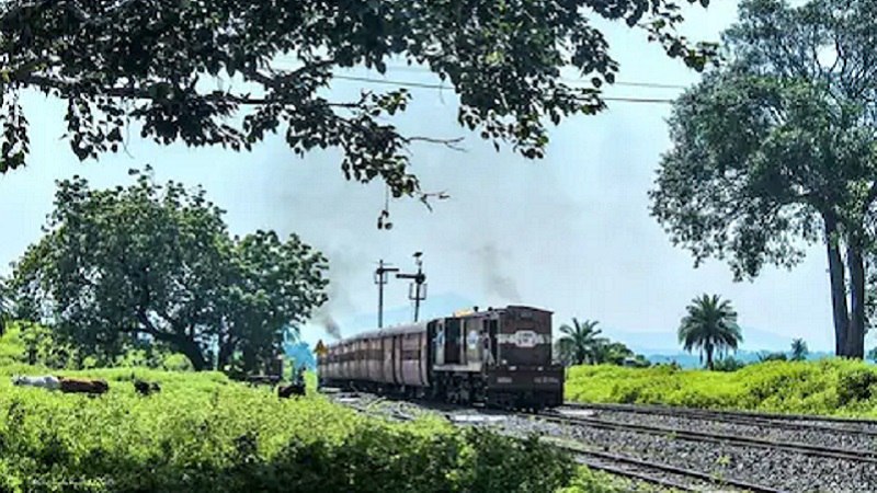 इस रेलवे स्टेशन पर हर ट्रेन को देनी पड़ती है सलामी ! वर्ना आगे नहीं बढ़ती रेलगाड़ी?