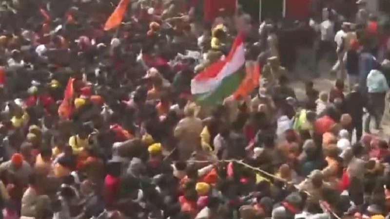 राम मंदिर : आस्था के जनसैलाब के आगे हुआ पुलिस प्रशासन बेबस !