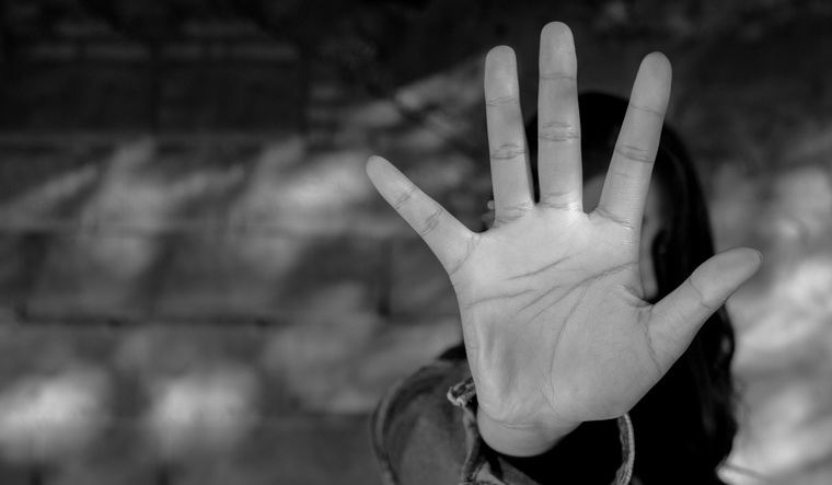 ऐसी दरिंदगी कि दहल उठे दिल..! दिल्ली में फंसीं 7 विदेशी युवतियों के साथ हजारों बार हुआ रेप